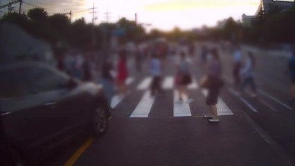 연세대 앞 횡단 보도 건너던 행인들에게 SUV 돌진...6명 부상 / YTN