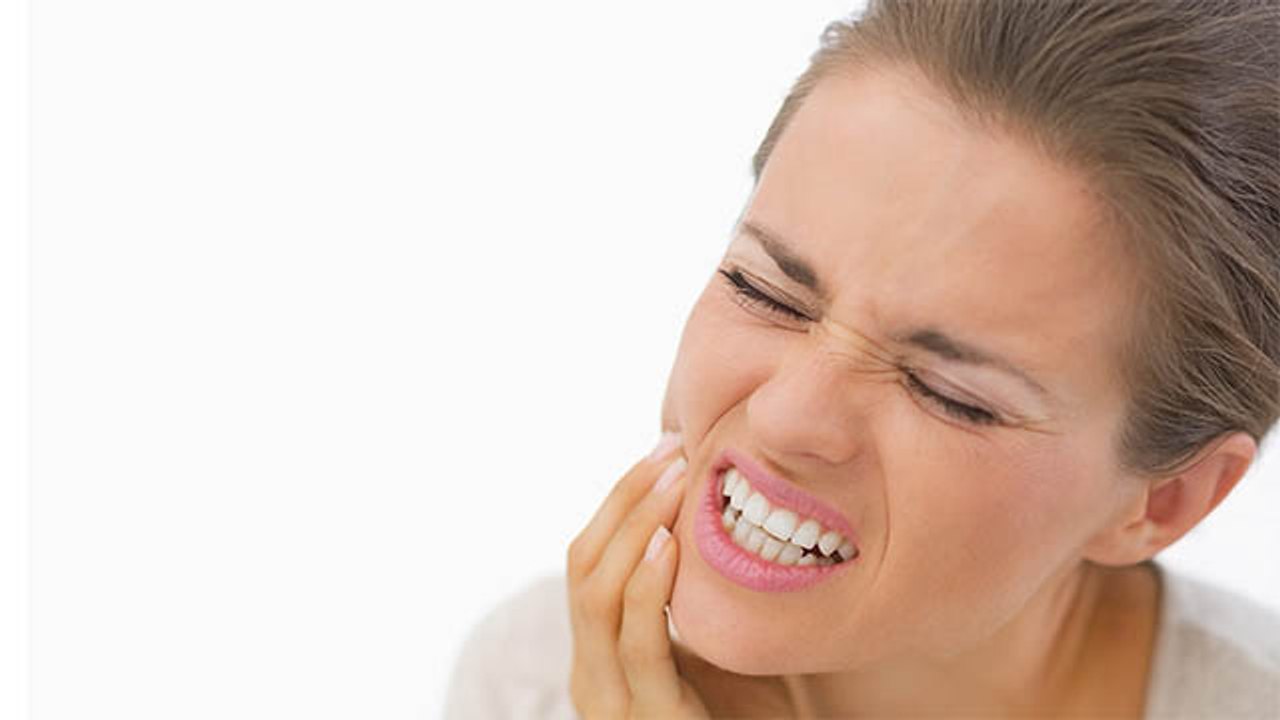 ठंडा-गर्म खाने से दांतों में होती है झनझनाहट तो क्या करें? | Tooth Sensitivity Remedies | Boldsky