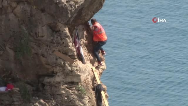 Son dakika haber: 40 metrelik falezlerde Atatürk posteri asma çabası polisi alarma geçirdi