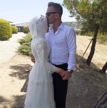 Eziyet gibi gelenek! Damada kadın şalvarı giydirip, başında yumurta kırdılar