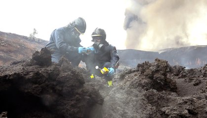 Así trabaja la UME a pocos centímetros de la lava incandescente para tomar mediciones