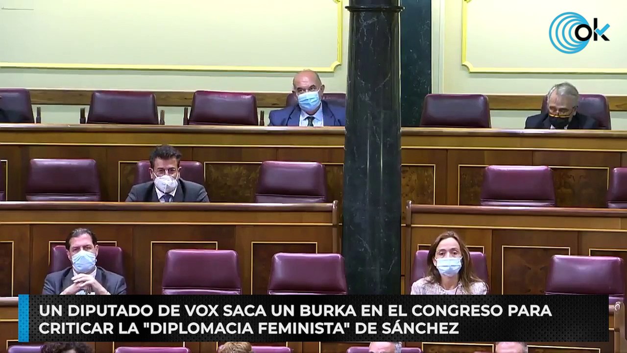 Un diputado de Vox saca un burka en el Congreso para criticar la "diplomacia feminista" de Sánchez