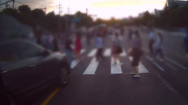 연세대 앞 횡단 보도 건너던 행인들에게 SUV 돌진...6명 부상 / YTN