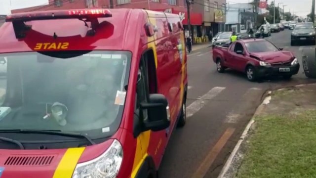 Colisão seguida de capotamento deixa mulher ferida na Avenida Carlos Gomes