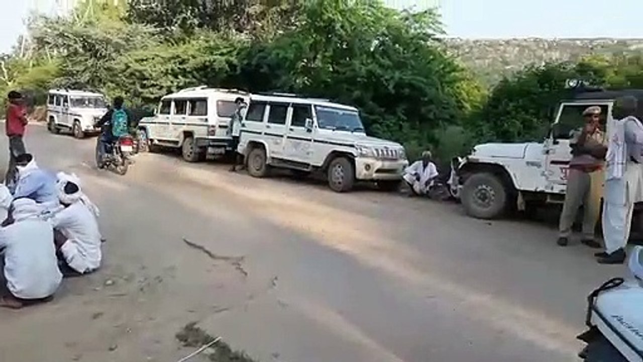 तीन मासूमों को साथ लेकर 80 फीट कुएं में कूदी महिला
