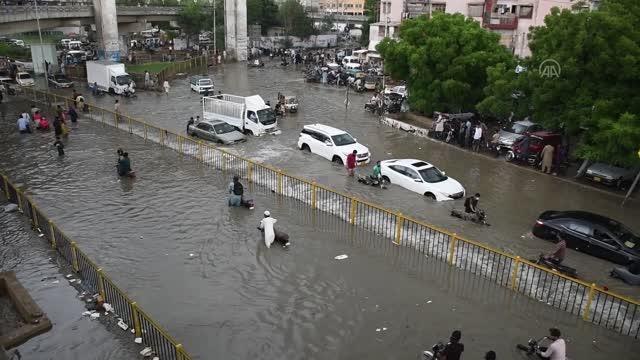 Pakistan'ın Karaçi şehrinde aşırı yağışlar hayatı olumsuz etkiledi