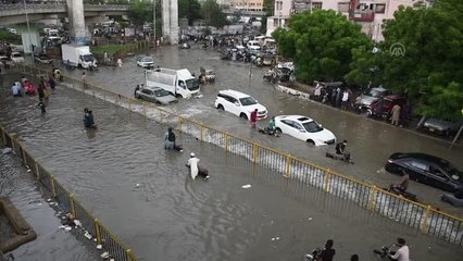 Pakistan'ın Karaçi şehrinde aşırı yağışlar hayatı olumsuz etkiledi