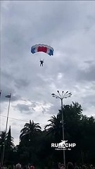 Atterrissage parfait d'un parachutiste... enfin presque