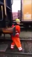 Cet employé n'a peur de rien... job risqué