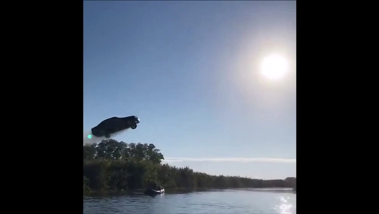 Un cascadeur saute une rivière en voiture... fou