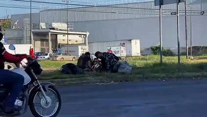 Dos sujetos sustraían material de un poste de luz sobre avenida Jesús Michel González y Periférico