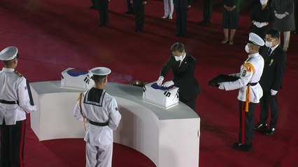 장진호 전투 영웅 71년 만의 귀환...文, 봉환식 주관 / YTN