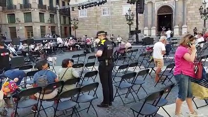 La policia fa fora els veïns que eren a la plaça de Sant Jaume