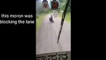Un idiot s'amuse à bloquer un bus et va le regretter !