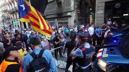 Crits i xiulets de manifestants abans del pregó de la Mercè de 2021