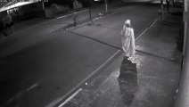 Ladrão ‘fantasma’ tenta quebrar porta de vidro de loja e vídeo viraliza na web