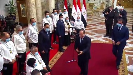 هانى عبد الهادى لاعب منتخب رفع الأثقال البارالمبى يطلب من الرئيس السيسي يوقع على التيشيرت