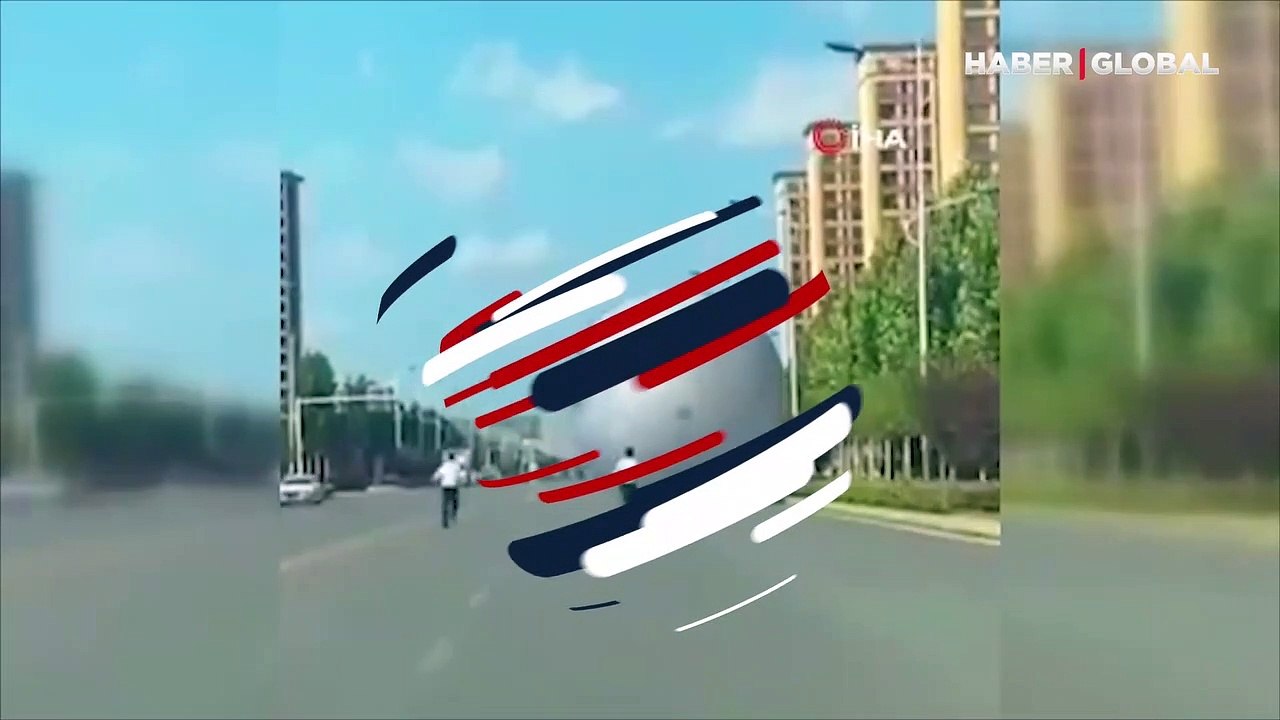 Kontrolden çıkan dev Ay balonu trafiği birbirine kattı