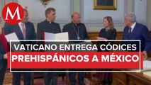 Nuncio apostólico entrega a AMLO códices prehispánicos y mapas de Tenochtitlán