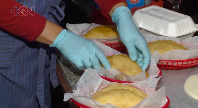 mqn-Caro vende empanadas en la calle tras cierre de negocio -230921