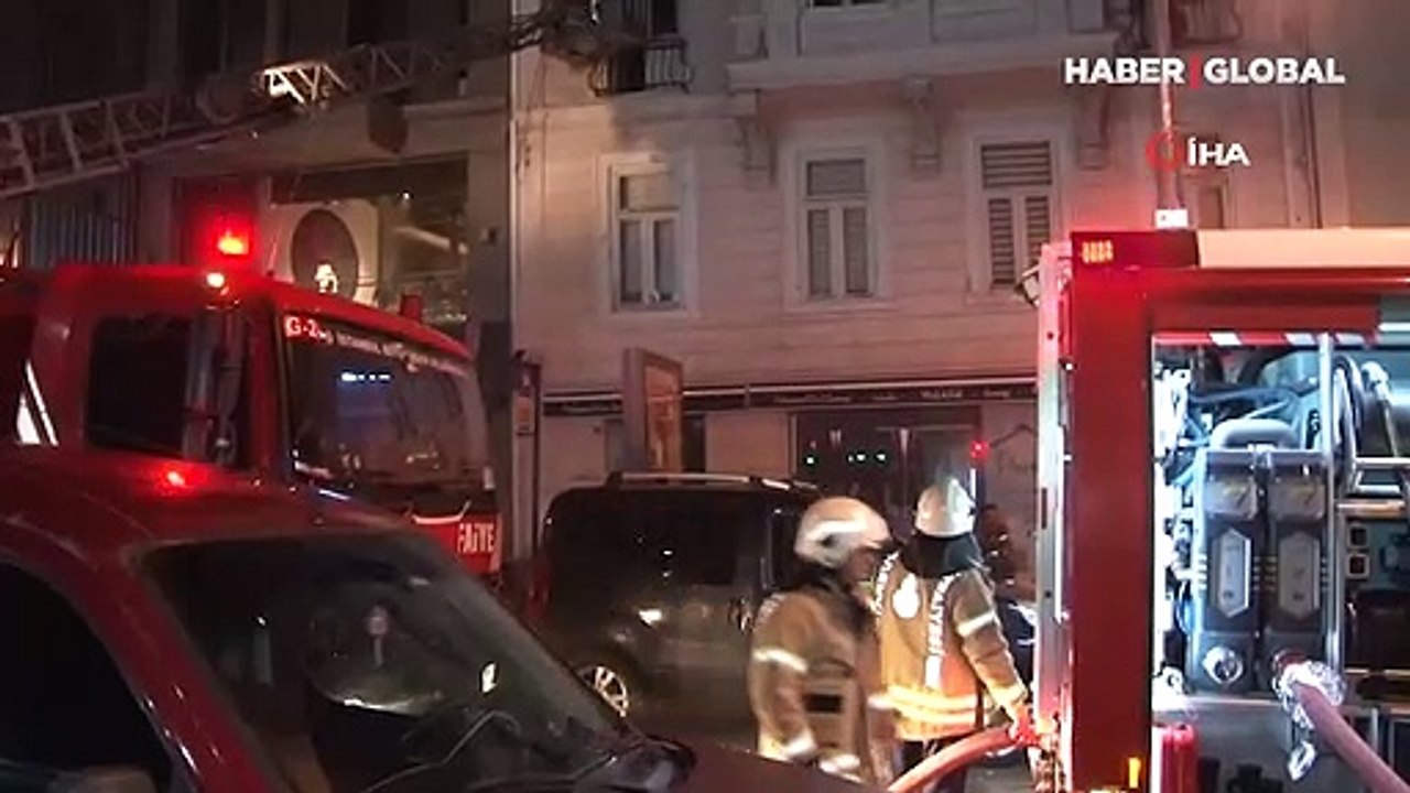 Emre Kınay Oyunculuk Akademisi'nin bulunduğu binada yangın