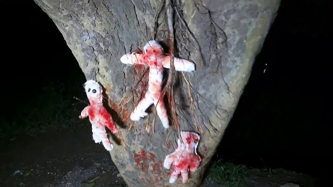 यहाँ पर हुआ है काला जादू _ Black Magic With Voodoo Dolls - Unbelievable