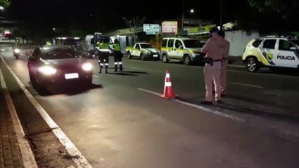 Fiscalização de trânsito é realizada na Rua Barão do Cerro Azul, no Ciro Nardi