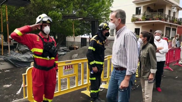 Los reyes de España visitan a los damnificados por la erupción del volcán de La Palma