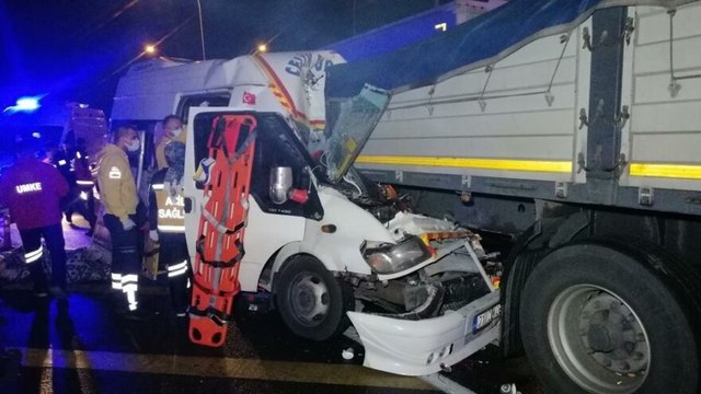 Mevsimlik tarım işçilerini taşıyan minibüs TIR'a arkadan çarptı