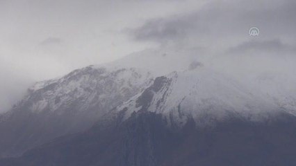 Erzincan'ın zirvelerine mevsimin ilk karı yağdı