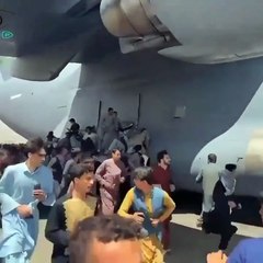 مطار كابول.. موت وفوضى وتدافع بحثاً عن فرصة للرحيل