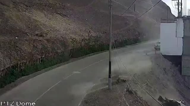 Sale ileso tras derrapar, caerse por un barranco y chocar contra un muro