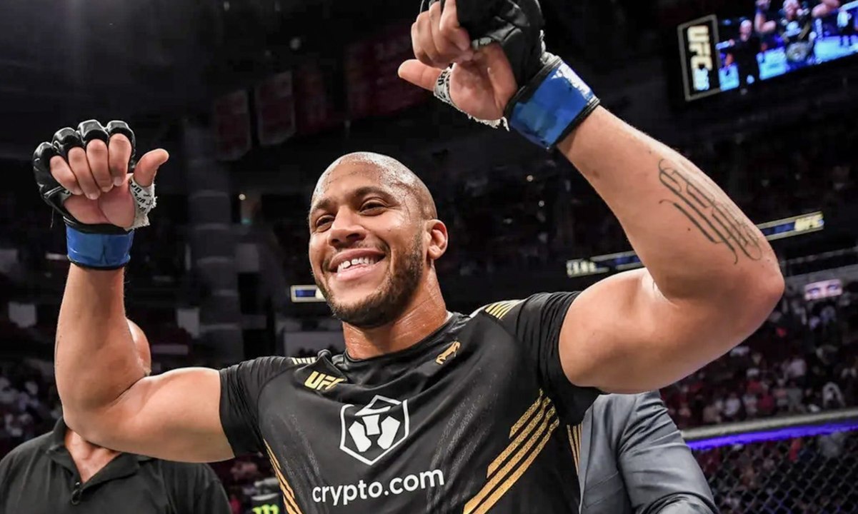 Quand un champion de MMA s'attaque à une machine à coups de poing de fête foraine