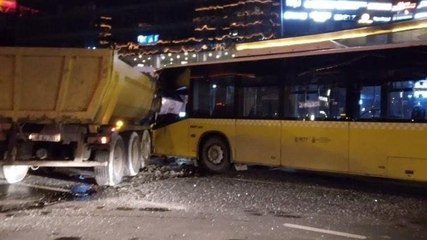 Yasak olduğu halde ‘u’ dönüşü yapan hafriyat kamyonuna İETT otobüsü çarptı