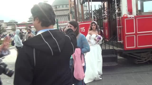 İranlı çift Taksim'de yerli ve yabancı turistlerin ilgi odağı oldu