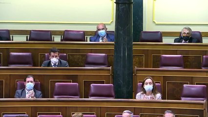 Un diputado de VOX saca un burka en el Congreso para abochornar a los cooperadores de los talibanes