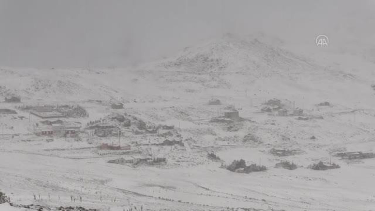 Bayburt'ta eylül ayında kar yağışı