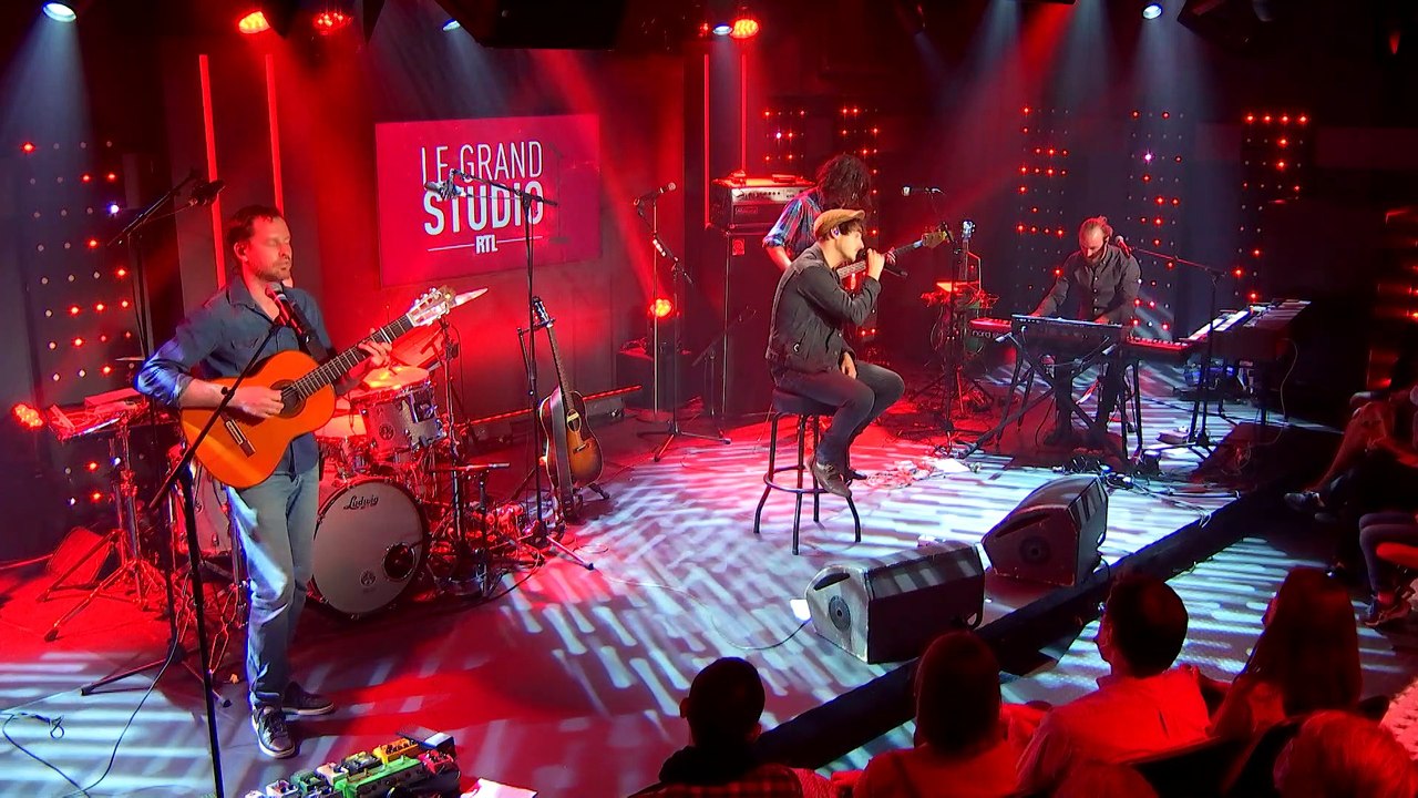 Gauvain Sers interprète "Les toits de Paris" dans "Le Grand Studio RTL"
