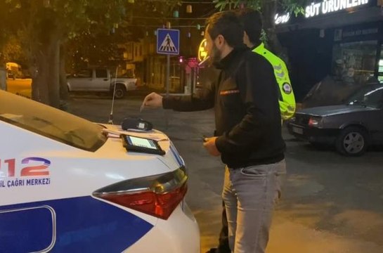 Alkollü sürücünün Alkolmetreyi pos cihazı zannedip ödeme yapmayı denemesi gülümsetti