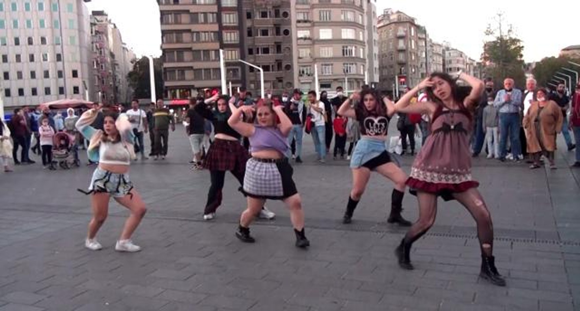 Taksim'de dans eden youtuberlara vatandaştan yoğun ilgi - Dailymotion Video