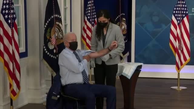 Biden recibe una tercera dosis de la vacuna contra la Covid
