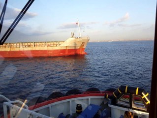 Makine arızası yapan yük gemisi Ahırkapı'ya çekildi