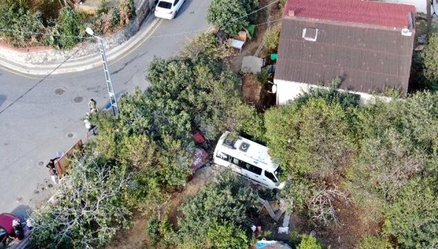 Üsküdar'da direksiyonu kilitlenen öğrenci servisi bahçeye daldı