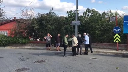 Üsküdar'da okul servis minibüsü evin bahçe duvarına çarptı