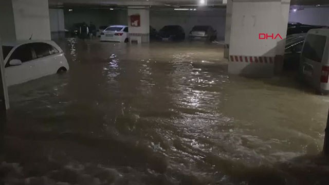 Şebeke hattı patladı, otoparktaki araçlar sular içinde kaldı