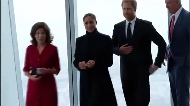 Así nos toman el pelo: El príncipe Harry, Megan Markle y su comitiva se ponen la mascarilla para posar ante la prensa