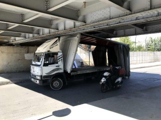 Fatih'te çelik kapı yüklü kamyonet üst geçide çarptı