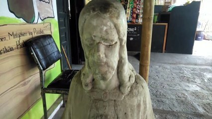 Rumah dan Patung Yesus peninggalan pada jaman Belanda yang berusia lebih dari 200 tahun