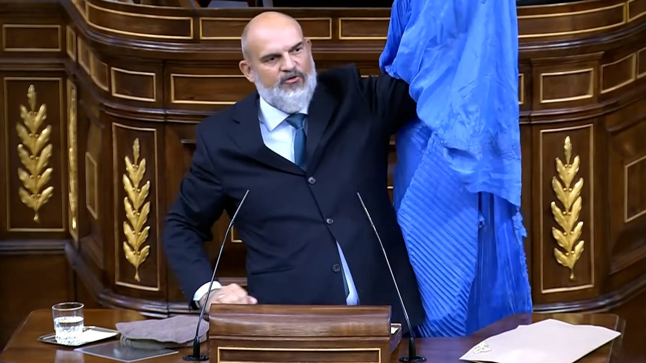 Un diputado de Vox exhibe un turbante y un burka en el Congreso para cuestionar la "diplomacia feminista" con los talibán