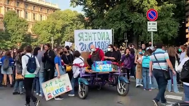 Fridays for Future sciopera per il clima: le voci della piazza verde di Milano